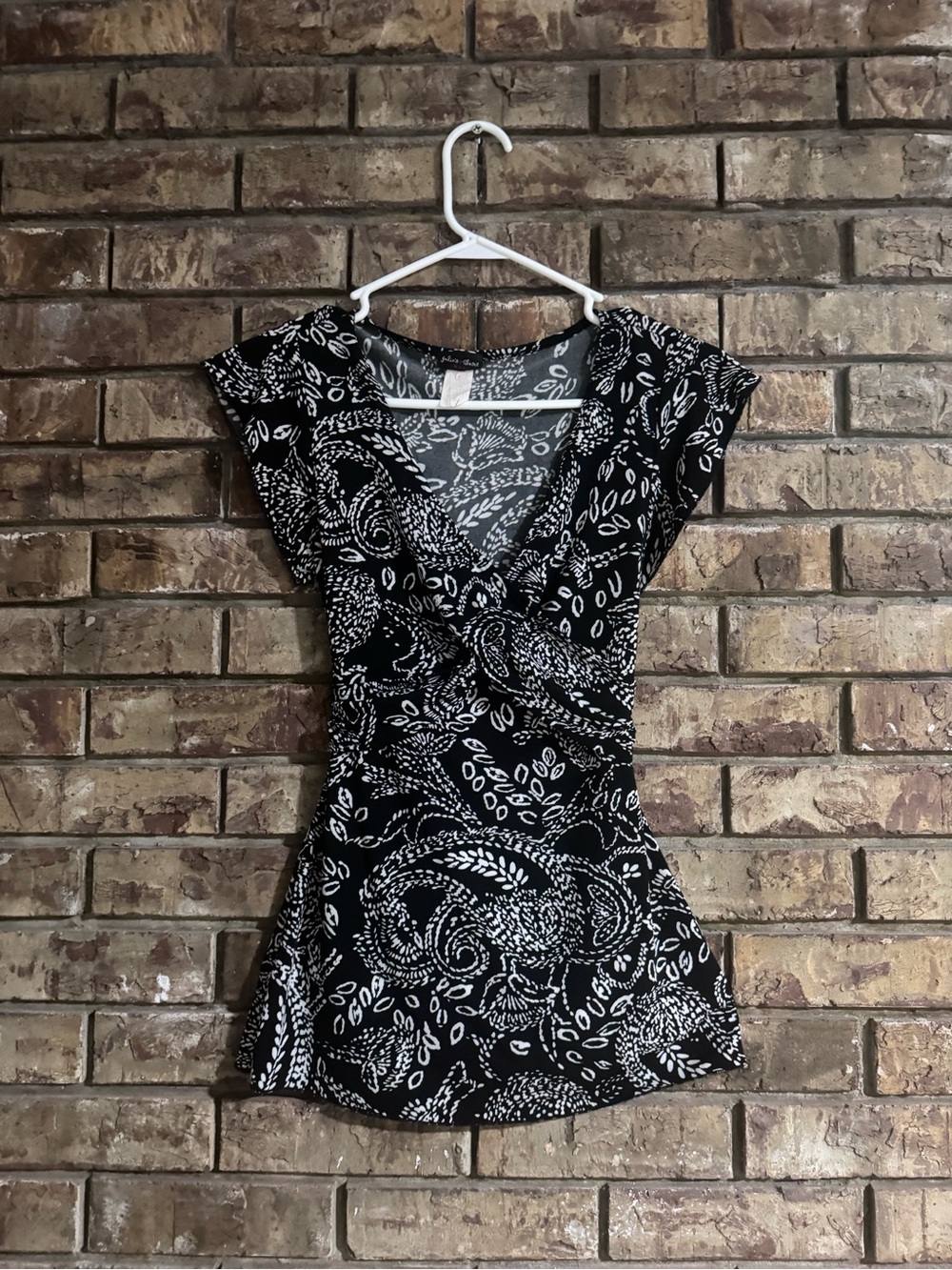 Vintage 2000s Y2K baby doll black & White V-Neck paisley Cap Sleeve Top Women's